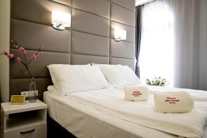 Giường trong phòng chung tại Plovdiv City Center Hotel