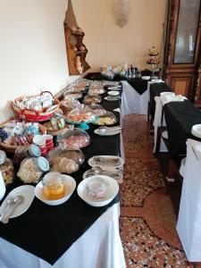 uma longa mesa cheia de pratos de comida em Hotel Antico Borgo em Riolo Terme