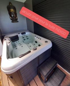 Зображення з фотогалереї помешкання Suite INDIGO JACUZZI PRIVE PISCINE VUE MER acces cuisine laverie у місті Сен-П'єр