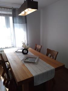 mesa de comedor con sillas y mesa de madera sidx sidx sidx sidx en Apartamenty Kletówka, en Krosno