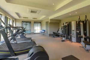 un gimnasio con cintas de correr y máquinas en una habitación en Warren House Hotel, en Kingston upon Thames