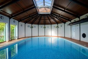 una piscina cubierta con un gran techo en Warren House Hotel, en Kingston upon Thames