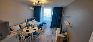 אזור ישיבה ב-A-33-Sea View Studio Apartment Sarafovo