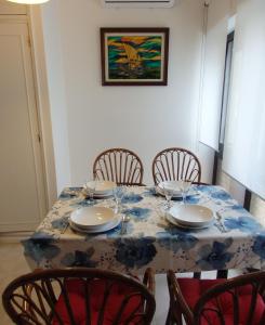 uma mesa com cadeiras e uma toalha de mesa azul e branca em Casa do Algarve em Albufeira