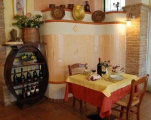 - une salle à manger avec une table et un bouquet de bouteilles de vin dans l'établissement Locanda Canareggio, à San Biagio di Callalta