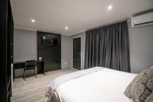 Cama ou camas em um quarto em BON Hotel Rustenburg