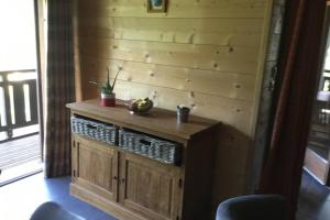 um armário de madeira num quarto com uma parede em Modern Comfortable Chalet with large terrace em Morzine