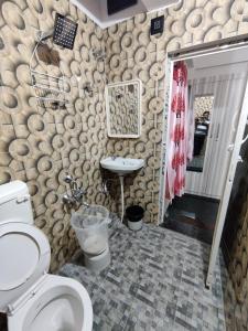 bagno con servizi igienici e lavandino di Royal Wings Apartments a Mysore