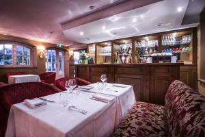 un comedor con 2 mesas y un bar en Le Clos d'Amboise, en Amboise