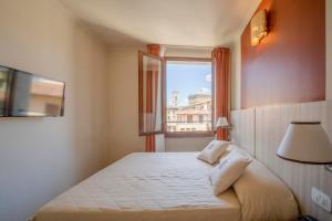 Schlafzimmer mit einem großen Bett und einem Fenster in der Unterkunft Hotel della Signoria in Florenz