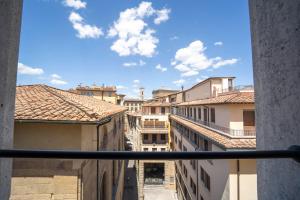 einen Balkon mit Stadtblick in der Unterkunft Hotel della Signoria in Florenz