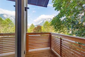 einen Balkon mit Bergblick in der Unterkunft Bergwirt Hotel & Gasthof in Kiefersfelden