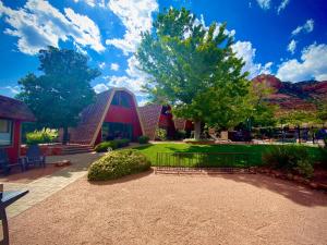 een resort met een gebouw midden in een park bij Red Agave Resort in Sedona