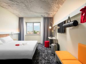 เตียงในห้องที่ ibis Bucharest Politehnica