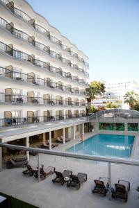 Bazen u ili blizu objekta Hotel Helios Lloret