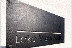 תעודה, פרס, שלט או מסמך אחר המוצג ב-Lake View Suite