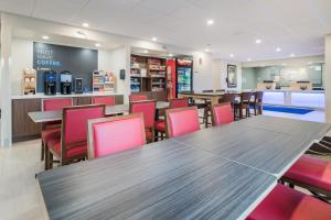 Un restaurant sau alt loc unde se poate mânca la Holiday Inn Express - Plymouth, an IHG Hotel