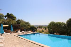 Piscina de la sau aproape de Casa Boavista