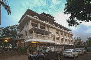 ロナバラにあるAron Resort Lonavala - Near Old Mumbai Pune Highwayの車が停まった建物