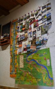 um mapa pendurado na parede de uma sala de aula em Hostel Bad Salzig em Boppard