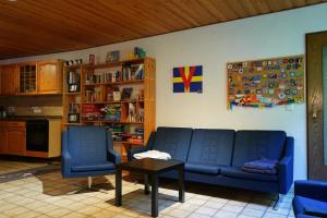 uma sala de estar com um sofá e duas cadeiras e uma mesa em Hostel Bad Salzig em Boppard