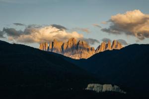 un groupe de montagnes avec des nuages dans le ciel dans l'établissement Maso Fallmerayer - Fallmerayerhof, à Bressanone