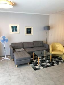 ein Wohnzimmer mit einem Sofa und einem Tisch in der Unterkunft Ferienwohnung am Dornheimer Berg in Arnstadt