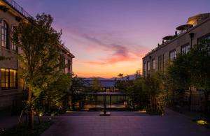 un tramonto su un cortile con edifici e alberi di The Hotel Seiryu Kyoto Kiyomizu - a member of the Leading Hotels of the World- a Kyoto