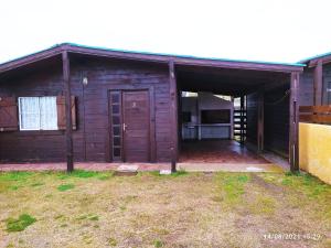 een uitzicht op een gebouw met een garage bij Las Mozitas in Barra del Chuy