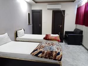 Giường trong phòng chung tại Hotel Sunaina International