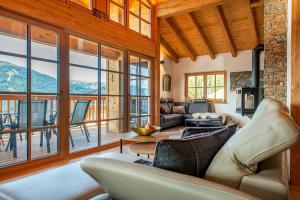 A seating area at Skyberg Chalet