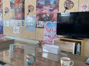 Un televizor și/sau centru de divertisment la HOSTEL HIROSAKI - Vacation STAY 66581v