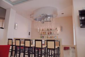 un bar con sedie e un lampadario a braccio di Glyfada Beach Hotel a Glifada (Glyfada)