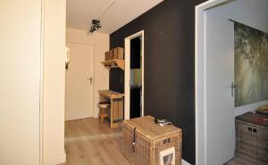 a living room with a black wall and a wicker basket at Romatika 2 in Fiesch