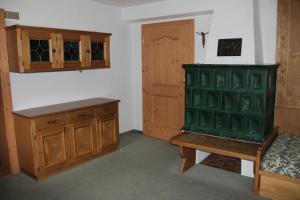 Habitación con armario verde y mesa de madera. en Hotel Schweizerhof, en Oberau