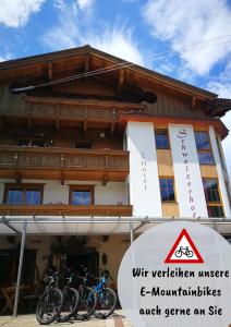 un edificio con bicicletas estacionadas frente a él en Hotel Schweizerhof, en Oberau