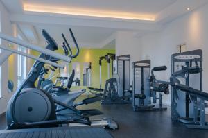 une salle de sport avec une rangée de tapis de course et de machines dans l'établissement Hotel Fortuna Reutlingen-Tübingen, à Reutlingen