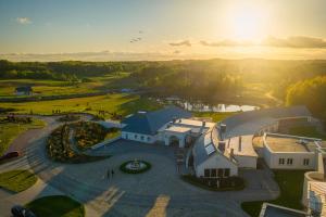 une vue aérienne d'un bâtiment avec le coucher du soleil en arrière-plan dans l'établissement Hotel Kiston, à Sulęczyno