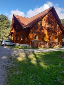 ein Holzhaus mit einem davor geparkt in der Unterkunft Schutzhaus Johannesbachklamm in Unterhöflein