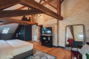 Cosy family nest in the medieval town في دينان: غرفة نوم مع سرير مزدوج كبير ومرآة