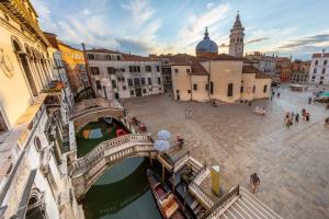 uma vista para uma cidade com uma ponte e um canal em La Veneziana Boutique Rooms em Veneza