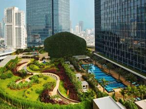 A piscina localizada em Raffles Jakarta ou nos arredores