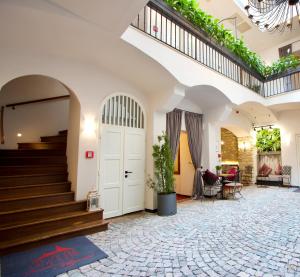 una hall con scala e porta e scale bianche di Hotel Residence Agnes a Praga