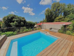 una piscina sulla parte superiore di una terrazza in legno di Kozycoco - Suite Kozy - séjour tropical au calme a Schœlcher