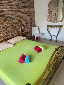 A bed or beds in a room at Casa Vacanze dell'aviatore