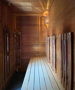 un sauna vide avec des murs en bois et du parquet dans l'établissement Hotel Fortuna Reutlingen-Tübingen, à Reutlingen