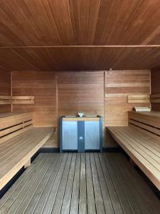 un sauna vide avec des murs en bois et du parquet dans l'établissement Hotel Fortuna Reutlingen-Tübingen, à Reutlingen