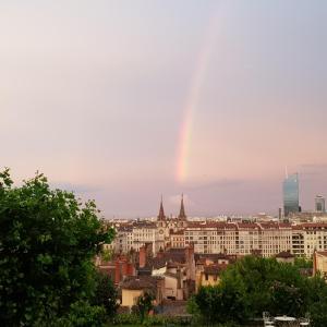 Un arcobaleno nel cielo sopra una città di Le Jardin Suspendu Vieux-Lyon - Option Garage a Lione