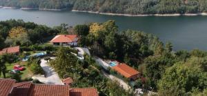 - une vue aérienne sur une maison à côté d'un lac dans l'établissement Casa Encosta do Gerês-Ferias no Gerês, à Vieira do Minho