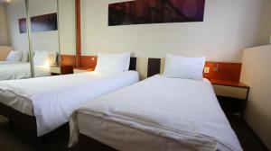 Cama ou camas em um quarto em euroHOTEL Katowice Nikiszowiec